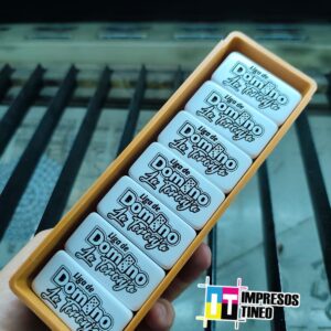 Dominó Personalizado con Nombres, Logos y Diseños Exclusivos